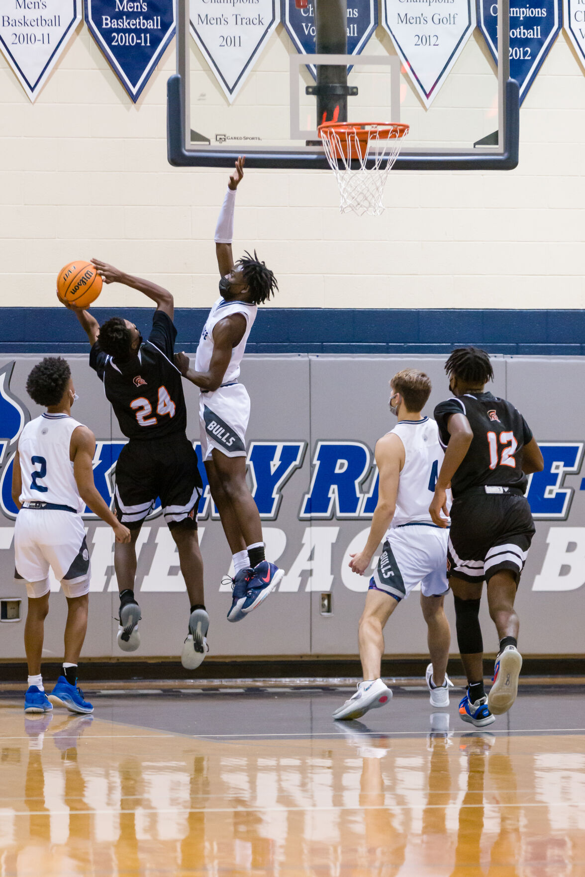 Boys Basketball: Hickory Ridge RaginÕ Bulls defeated the Northwest Cabarrus Trojans 64-56.